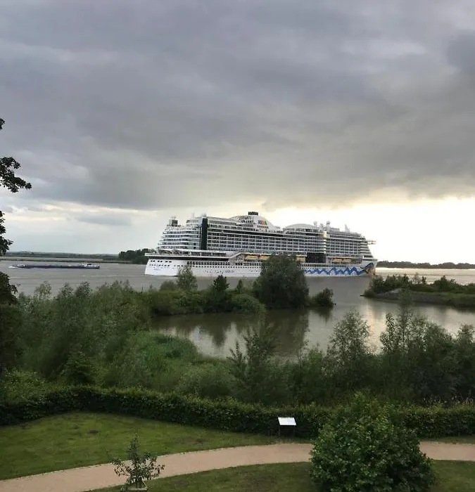 Urlaub am Elbstrand - Wohnung in Blankenese mit Naturblick-1